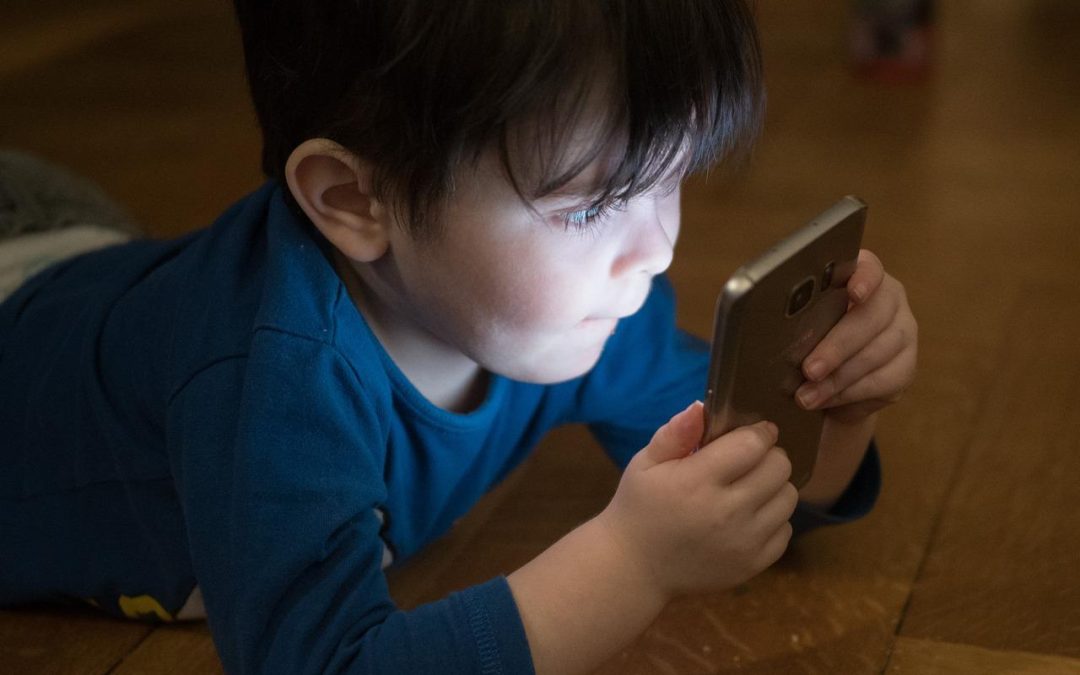 Telefono ai bambini, a quale età dovrebbero avere uno