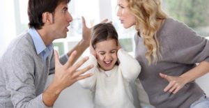 litigare di fronte ai bambino